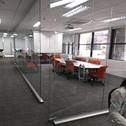 Divisórias de vidro para escritório da 2M Divisórias